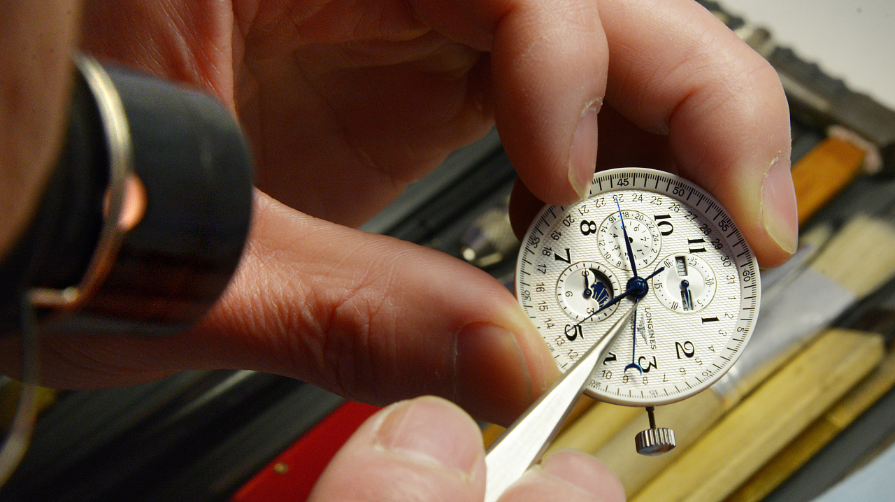 欧米茄手表售后服务中心（欧米茄金属表把变黄）