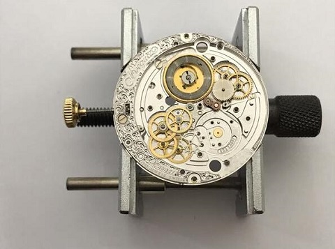 欧米茄授权维修中心（欧米茄螺丝掉了）